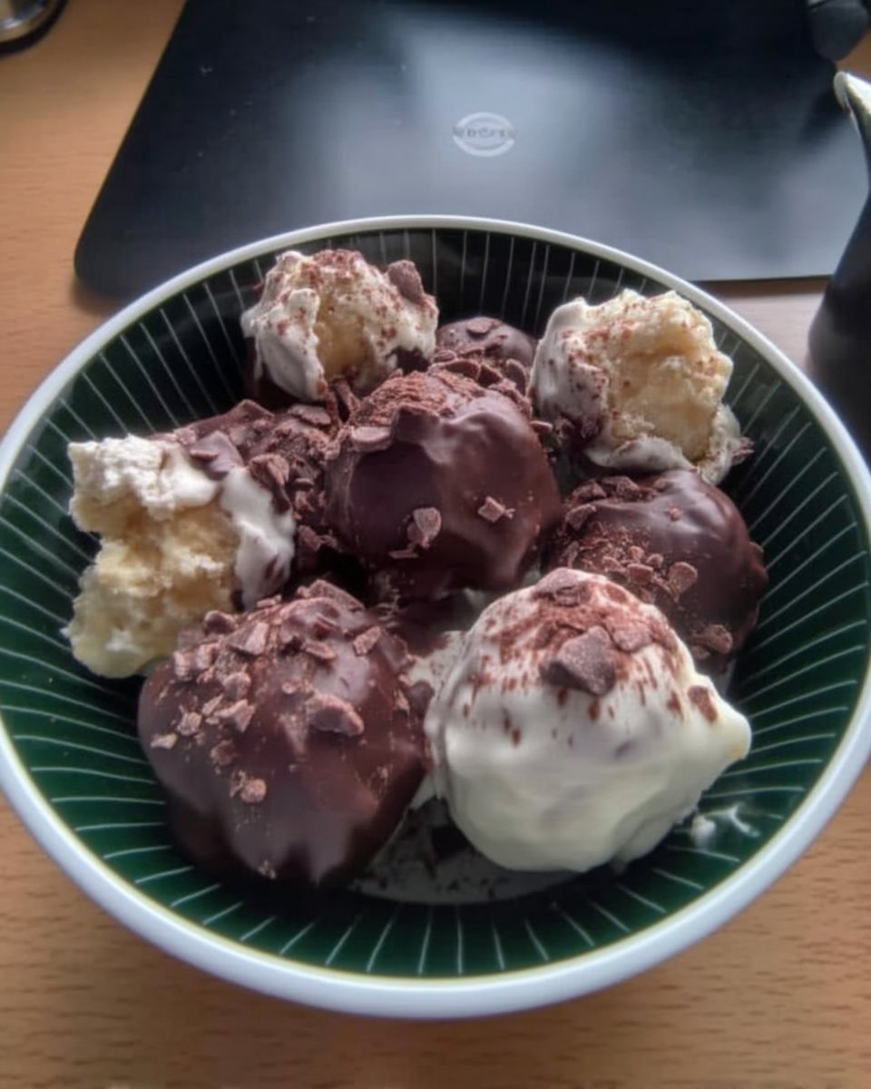 Cake Pops 14 Cake pops arranged in a bouquet on a party table