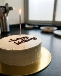 A perfectly smooth minimalist cake with sharp edges and a clean finish