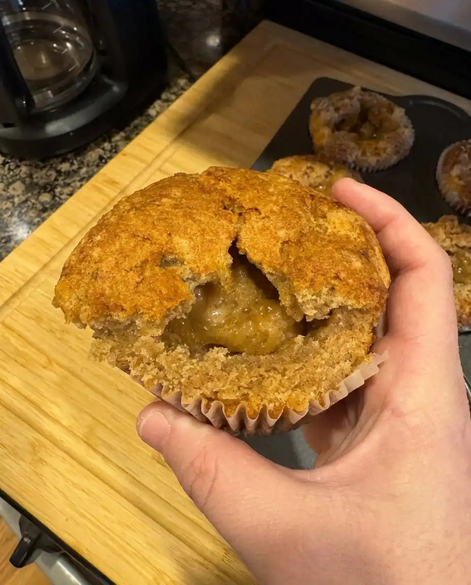 Close up of the crunchy cinnamon and brown sugar topping on a peach muffin
